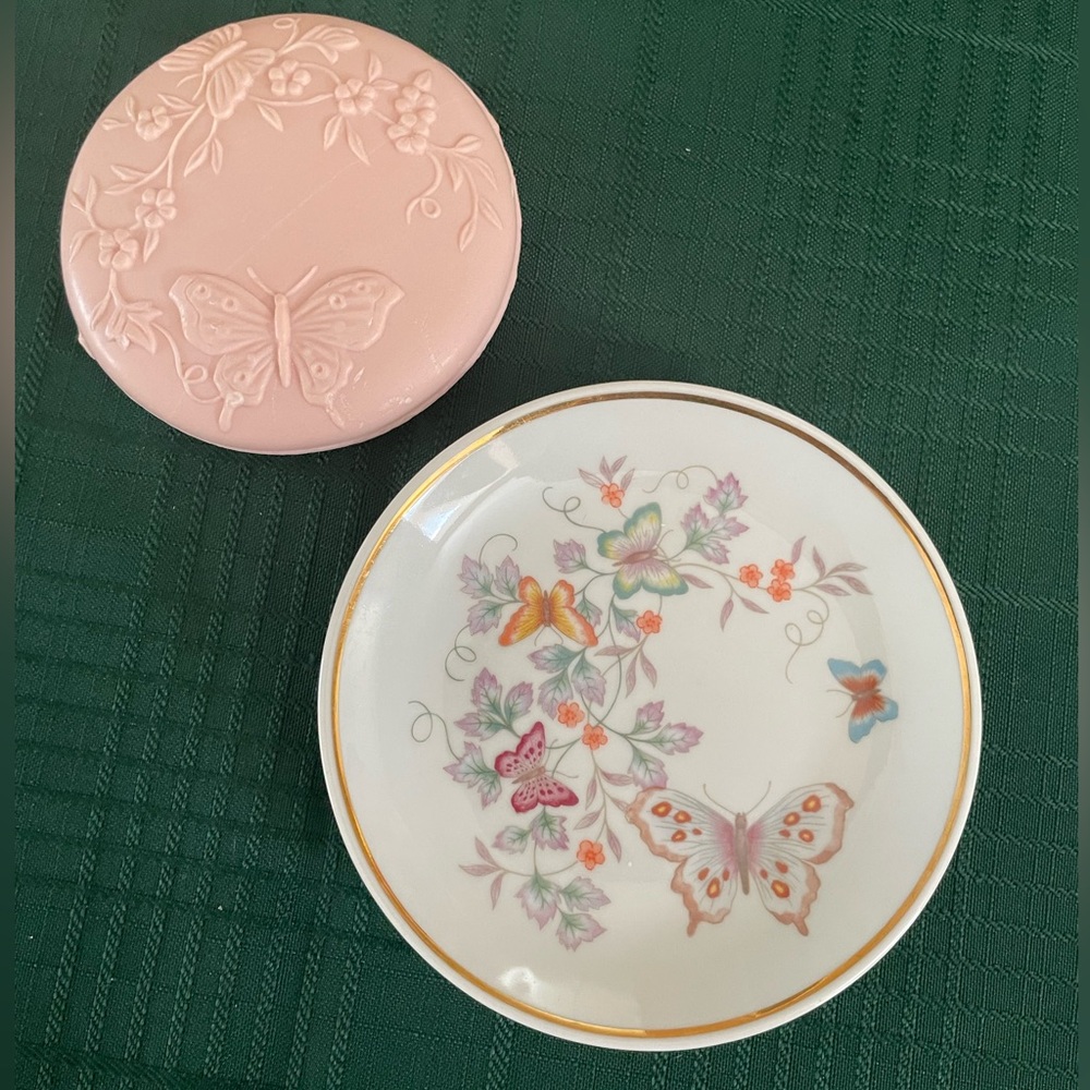 Vintage Avon 1979 dish with soap set. Never used.